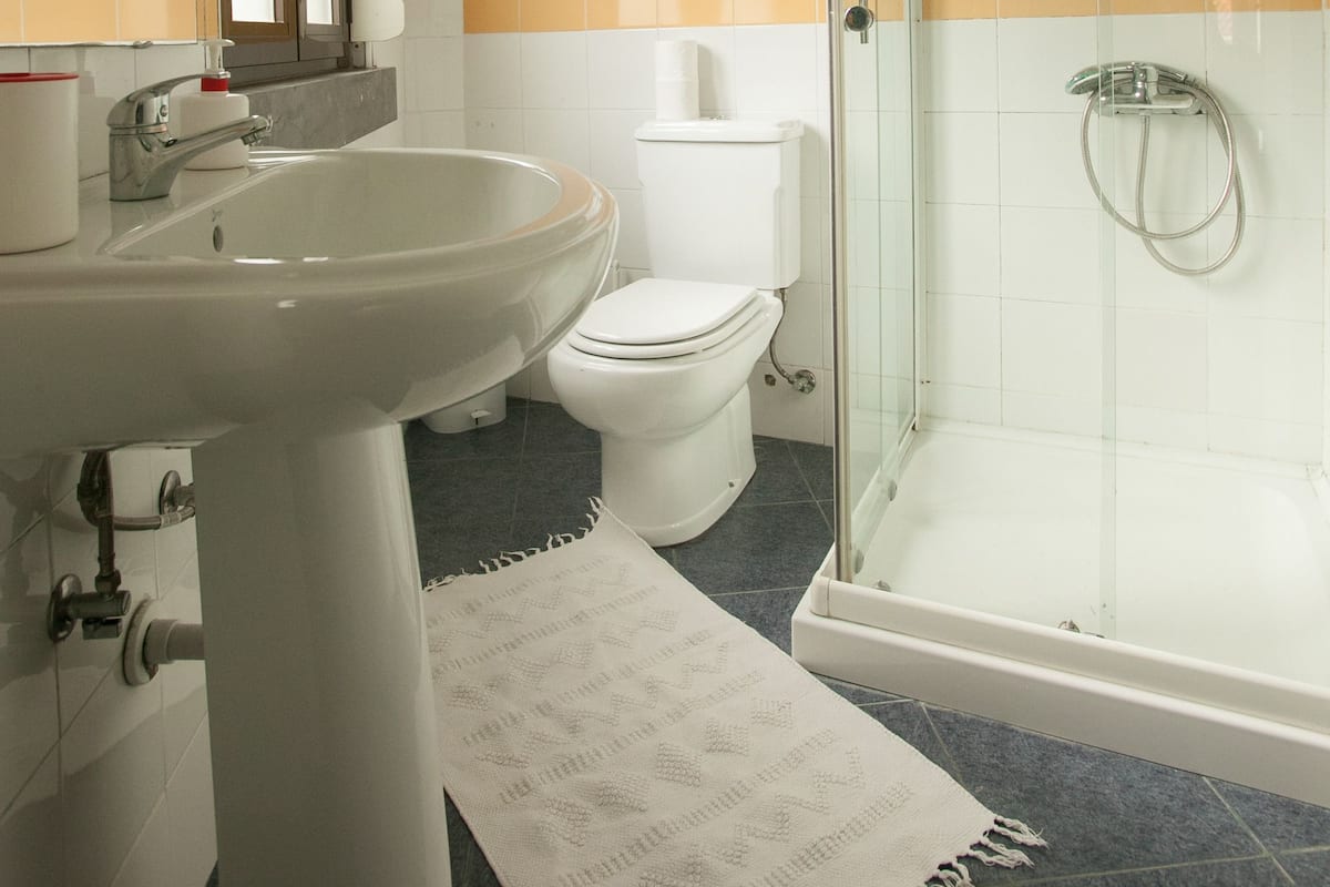 Amenidades de baño gratuitas y secadora de cabello