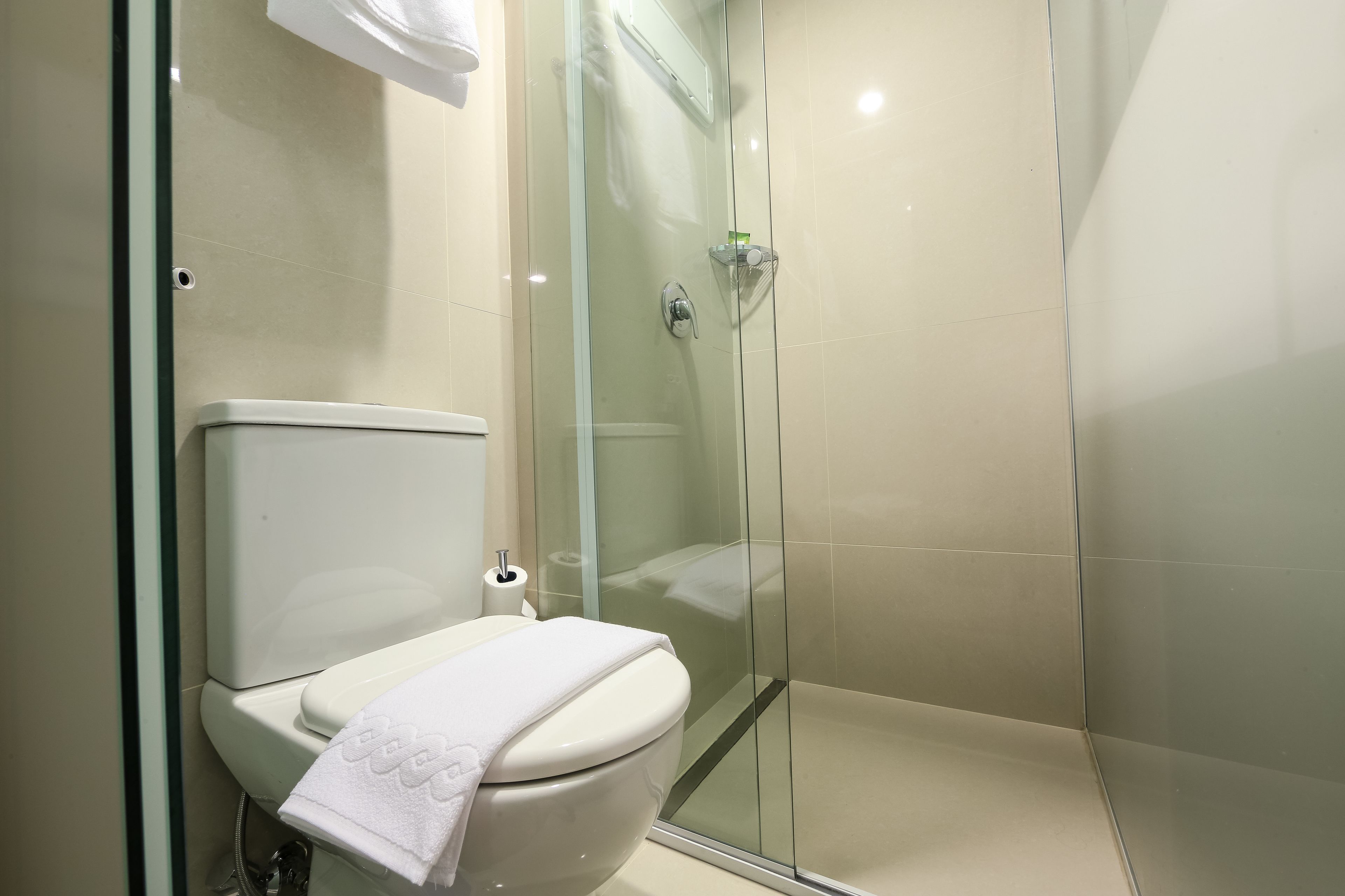 standard suite | bathroom | shower, free toiletries, towels