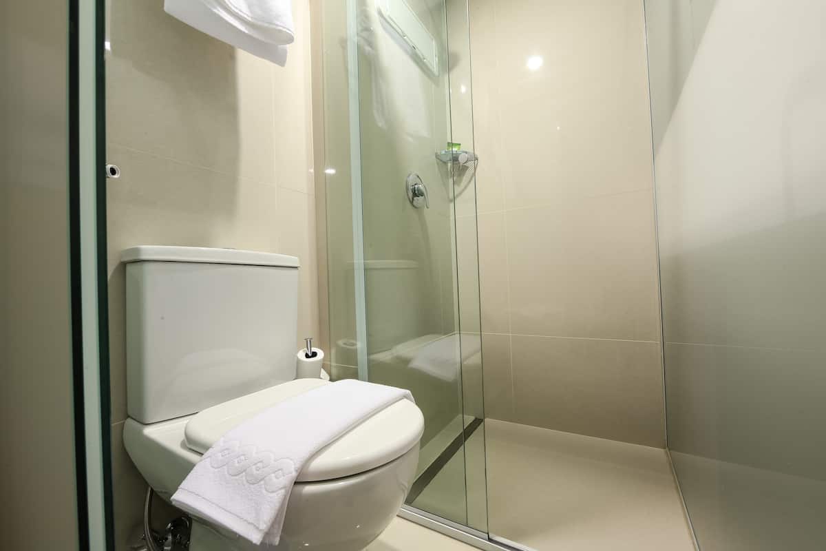 standard suite | bathroom | shower, free toiletries, towels