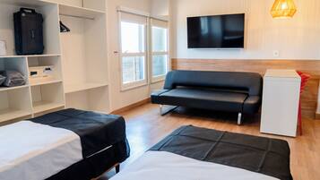 Superior eenpersoonskamer | 1 slaapkamer, een minibar, een kluis op de kamer, een bureau