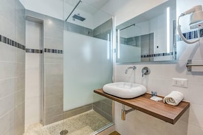 Shower, free toiletries, hair dryer, towels - Prati Luxury Suites & Scipioni Vatican (Rome)