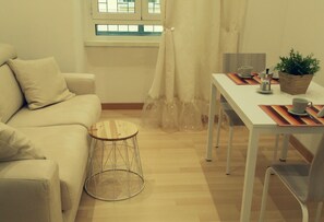 Quadruple Room (Via degli Scipioni 135) | In-room dining - Prati Luxury Suites & Scipioni Vatican (Rome)