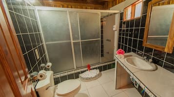 Habitación triple | Baño | Ducha y toallas