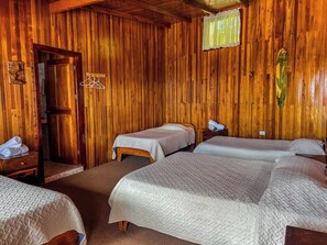 Quarto quádruplo | Wi-Fi de cortesia, roupa de cama