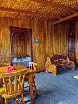Habitación cuádruple | Área de sala de estar