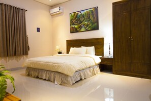In-room safe, desk, free WiFi - Dee Mansion Bali (Denpasar)