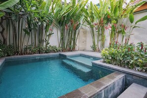 Outdoor pool - Dee Mansion Bali (Denpasar)