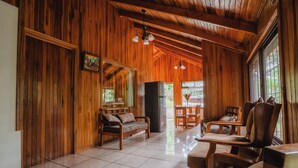Un interior de madera con sofá, sillas y una mesa de comedor.