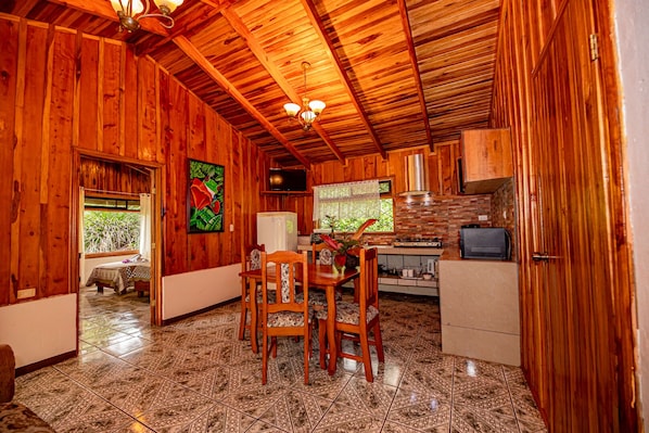 Grand réfrigérateur, micro-ondes, plaque de cuisson