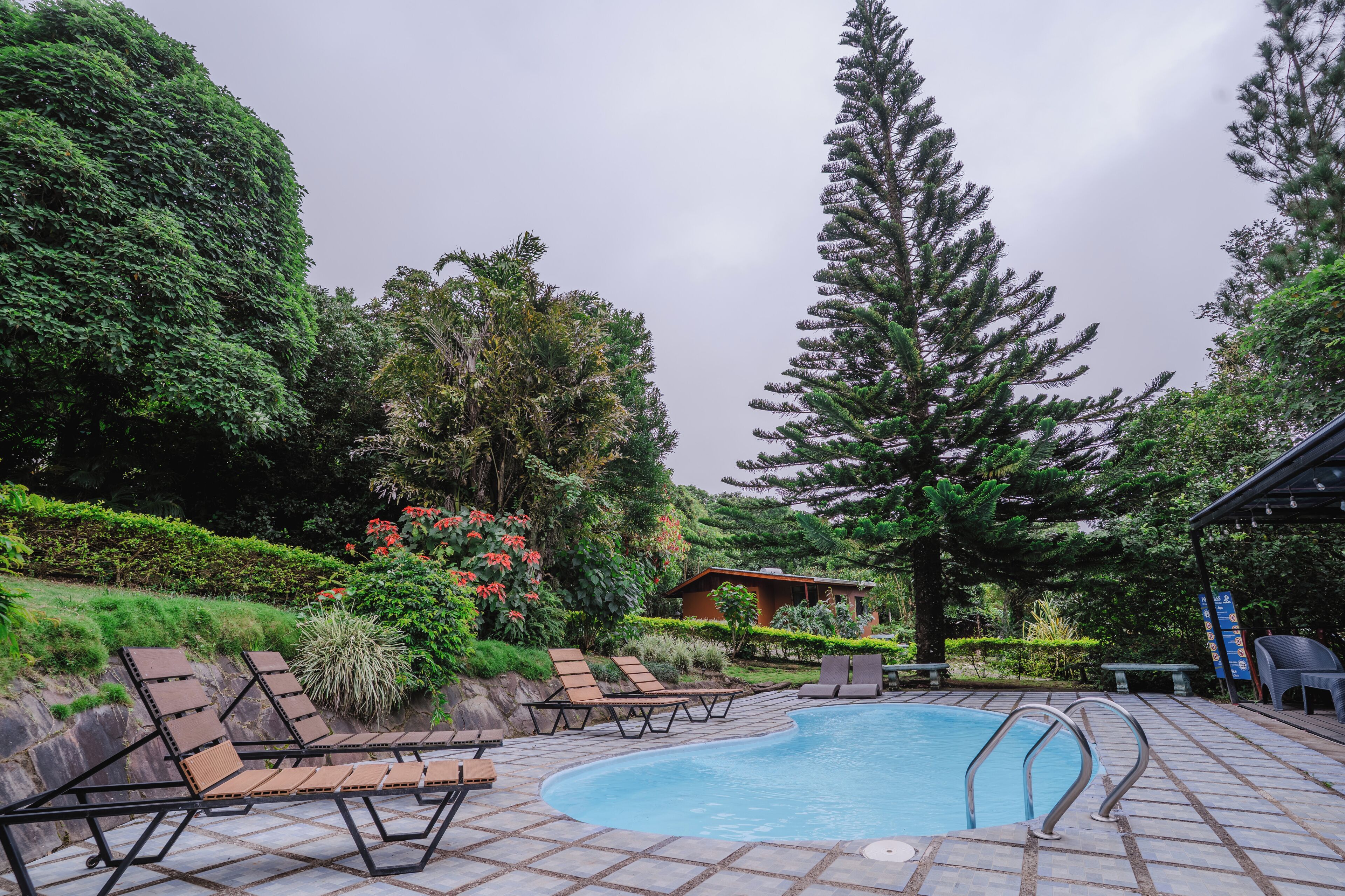 สระว่ายน้ำกลางแจ้ง