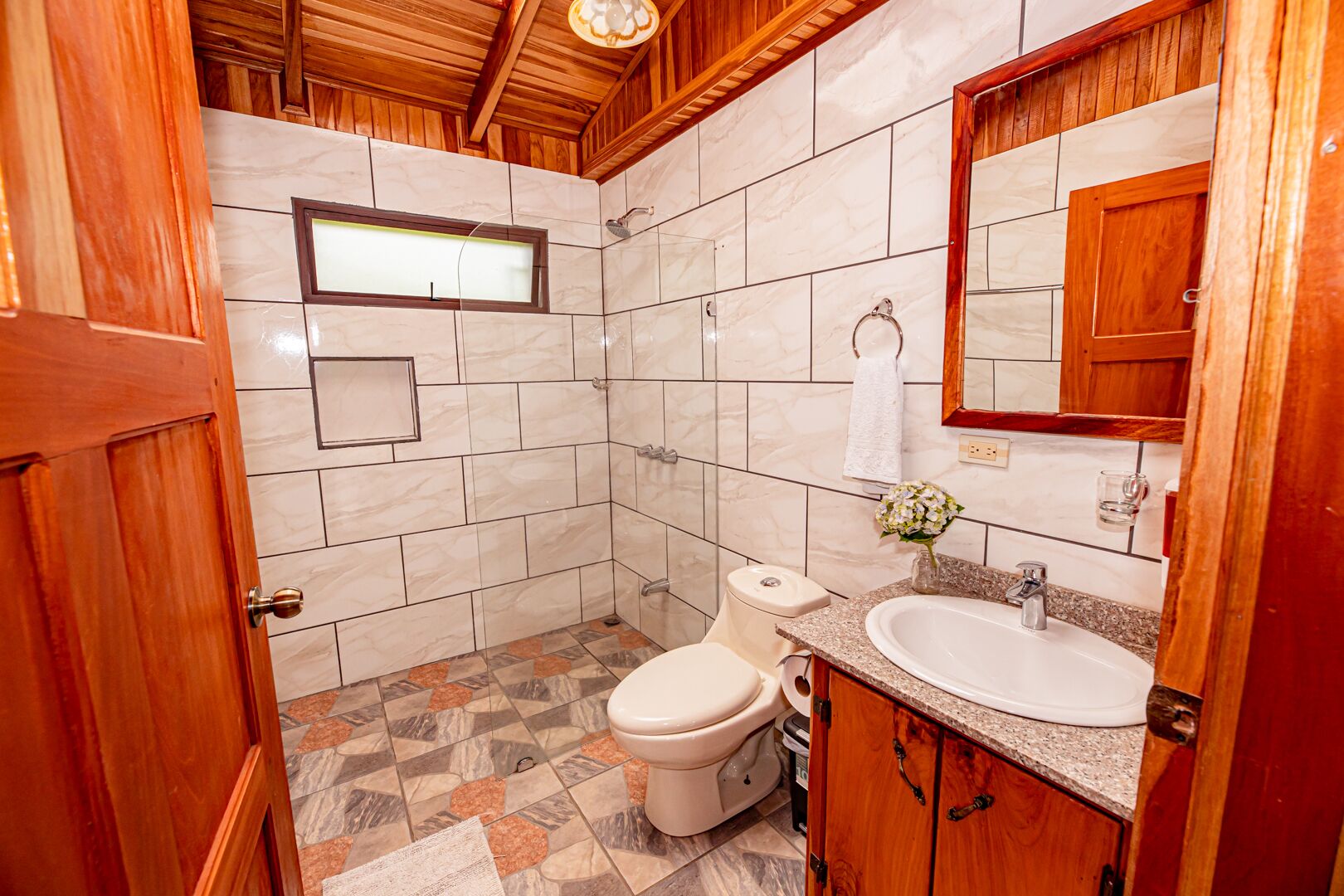 Un baño con inodoro, lavabo y espejo.