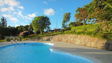 Una piscina al aire libre