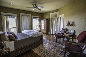 Quarto, 1 cama King (Stagecoach Room) | Wi-Fi de cortesia, roupa de cama