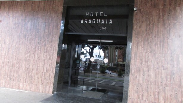 L’entrée de l’hôtel Araguaia est dotée d’une porte en verre et d’un auvent noir.