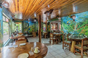 Desayuno completo gratuito y diario