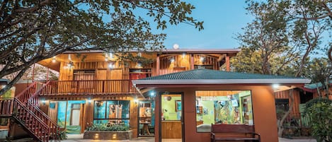 Vista frontal de la propiedad