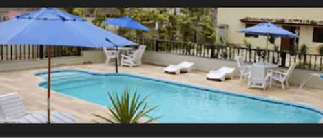 2 kolam renang outdoor, dengan payung kolam renang dan kursi berjemur