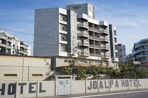 Un hotel con varios pisos, balcones y un cartel que indica que es el Hotel JdAlpa.