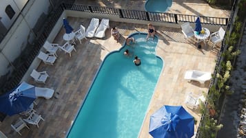 2 piscines extérieures, parasols de plage, chaises longues