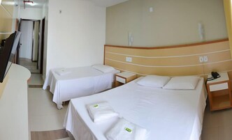 华丽客房 | 迷你吧、客房内保险箱、办公桌、遮光窗帘