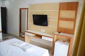 Chambre Deluxe | Minibar, coffres-forts dans les chambres, bureau, rideaux occultants