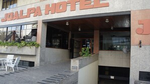 The exterior of the Jozalpa Hotel with a modern design, including a prominent entrance, outdoor seating area, and a staircase leading to the entrance. - Joalpa Hotel Cabo Frio (Cabo Frio)