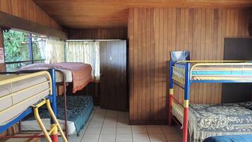 Dormitorio compartido estándar, vista a la ciudad | Escritorio, cunas gratuitas, camas extra y wifi gratis