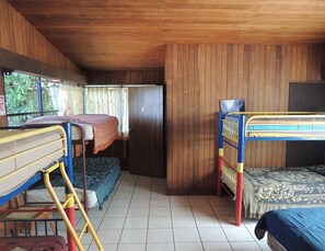 Dormitorio compartido estándar, vista a la ciudad | Escritorio, cunas gratuitas, camas extra y wifi gratis