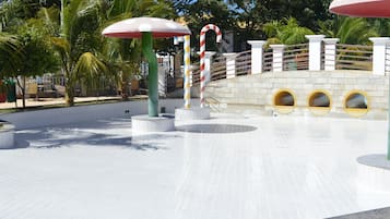 2 piscines couvertes, 10 piscines extérieures, parasols de plage