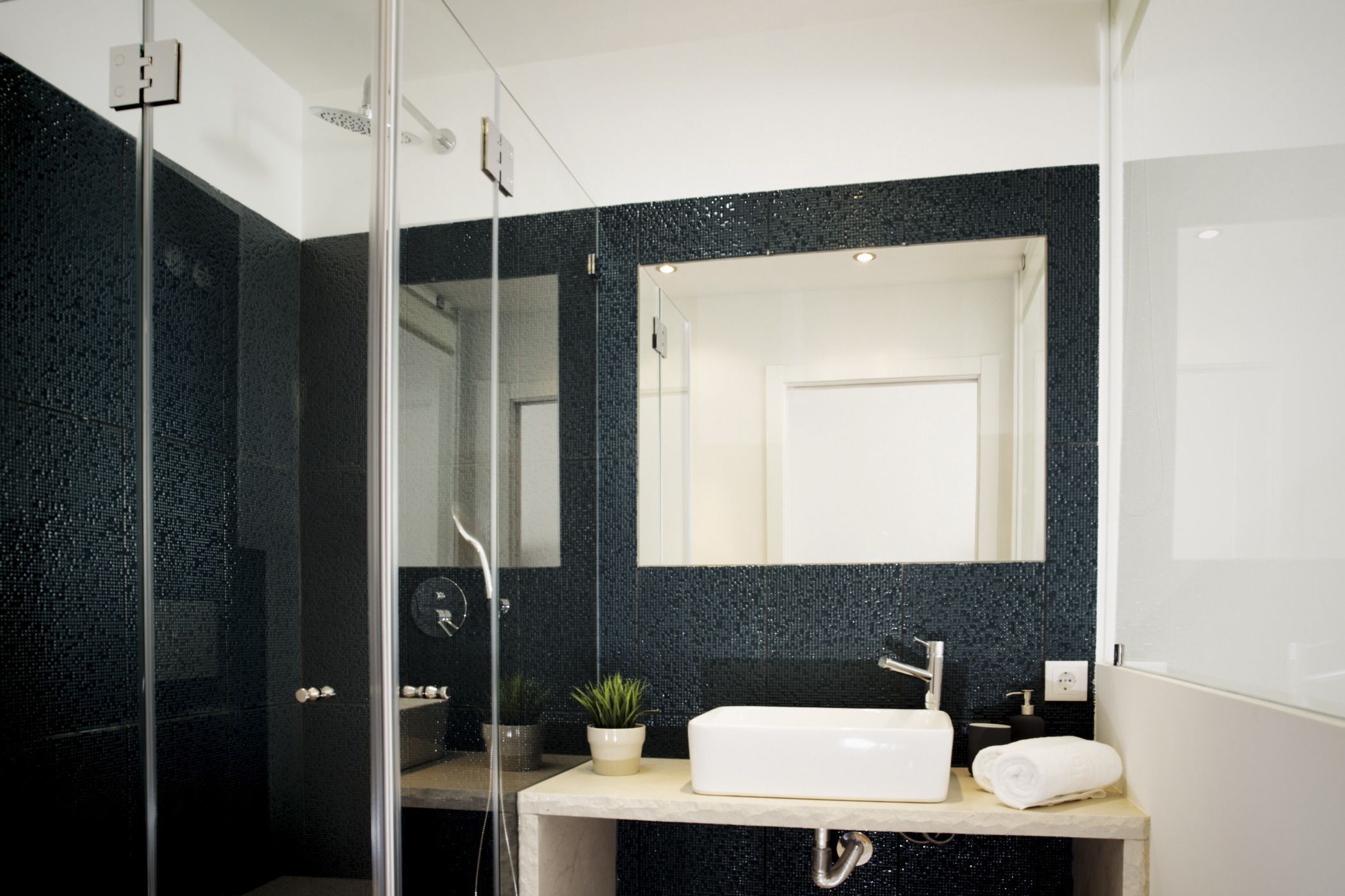 standard suite, balcony | bathroom | shower, hair dryer, towels