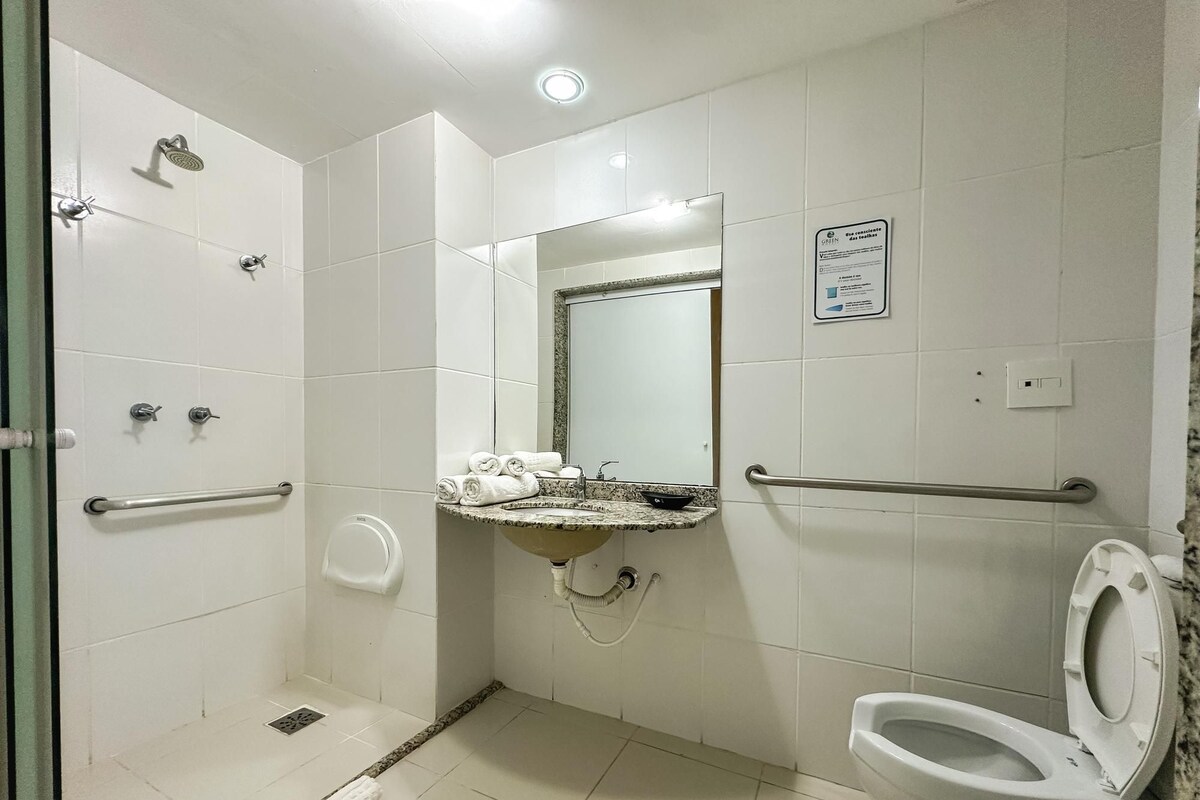 Baño | Artículos de higiene personal gratuitos, secador de pelo y toallas