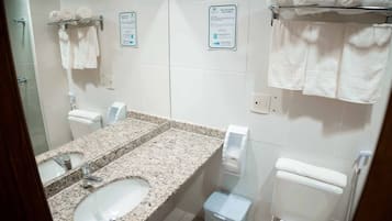 Perlengkapan mandi gratis, pengering rambut, dan handuk