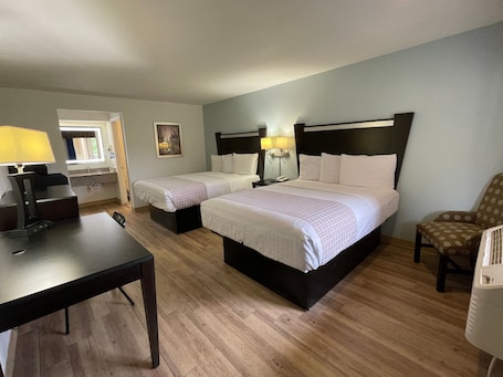 Decoración individual, mobiliario individual, escritorio. Tricove Inn & Suites