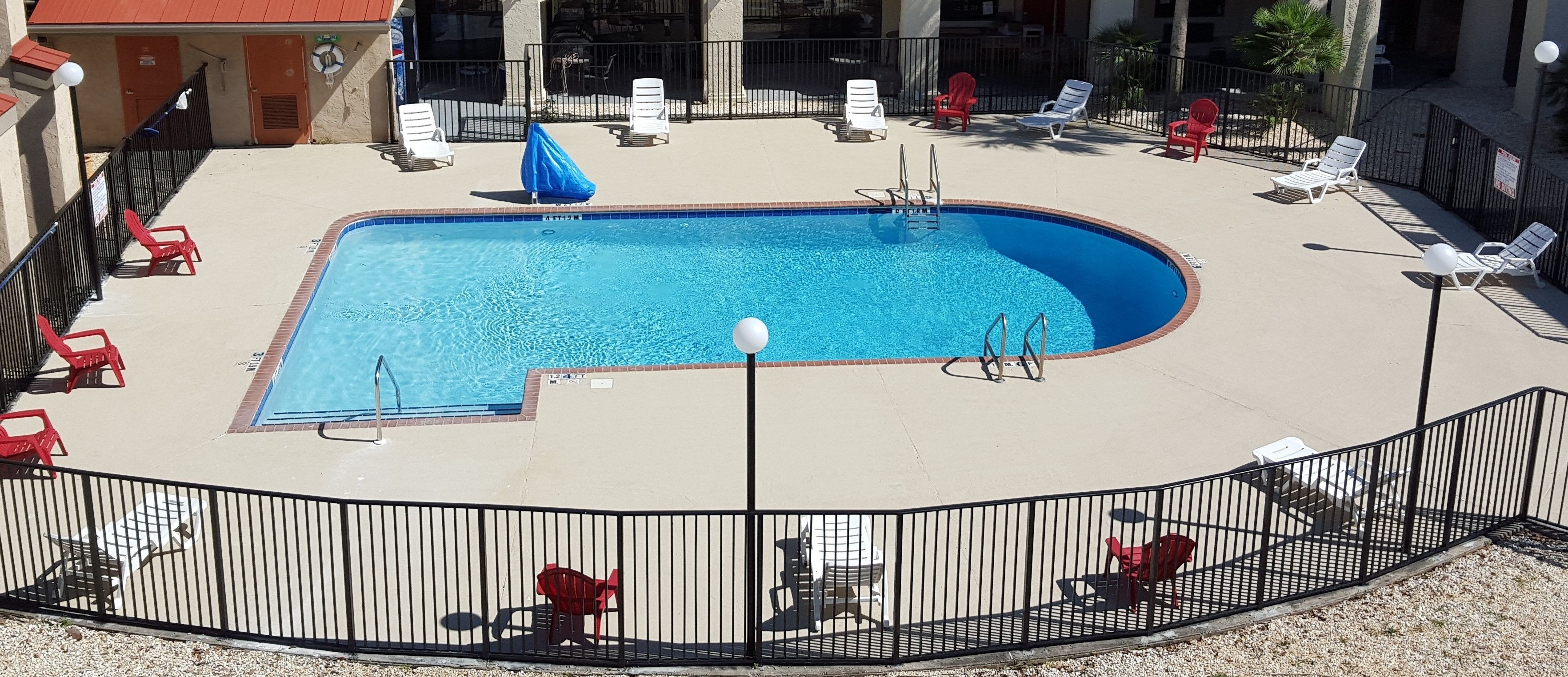 สระว่ายน้ำกลางแจ้ง