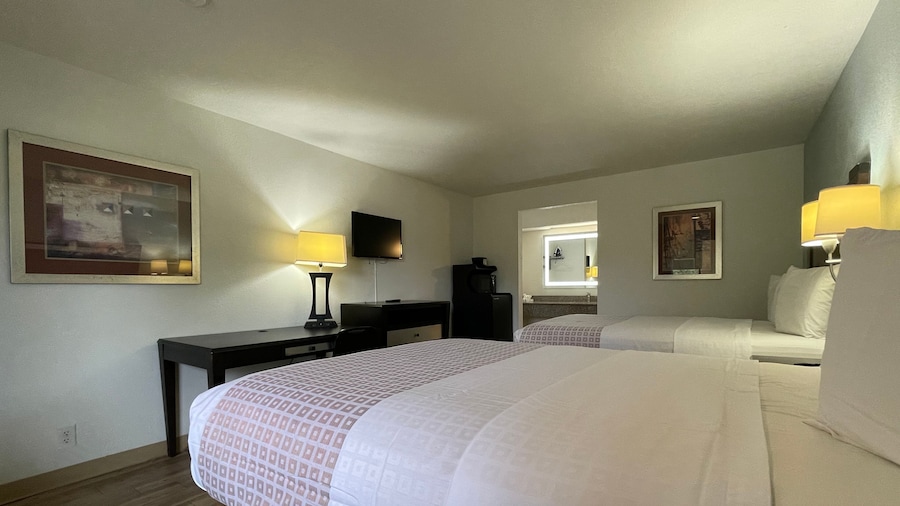 Tricove Inn & Suites