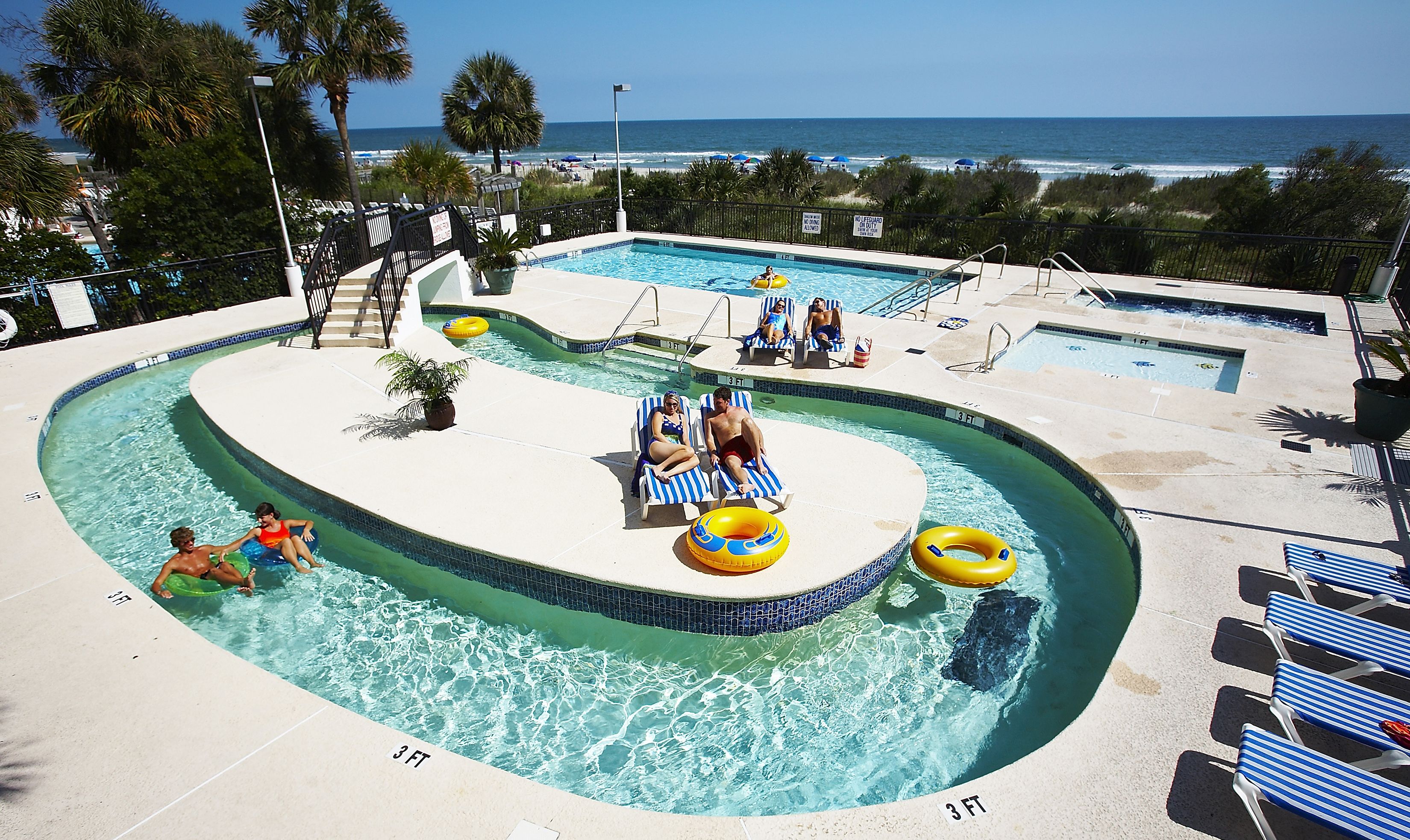 室內泳池、3 個室外泳池；躺椅