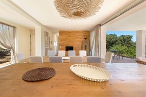 Villa, 3 habitaciones | Área de sala de estar | Televisión de pantalla plana 