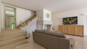 Villa, 5 camere da letto | Area soggiorno | TV a schermo piatto, caminetto, lettore DVD