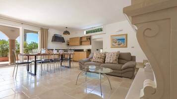 Villa, 5 camere da letto | Area soggiorno | TV a schermo piatto, caminetto, lettore DVD