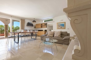Villa, 5 chambres | Coin séjour | Télévision à écran plat, cheminée, lecteur de DVD
