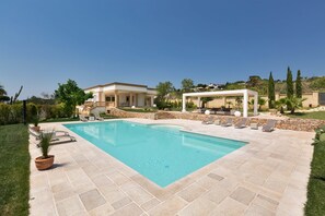 Seasonal outdoor pool, pool umbrellas, pool loungers - Villa Loran (Parabita)