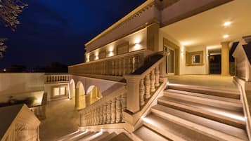 Facciata della struttura - sera/notte