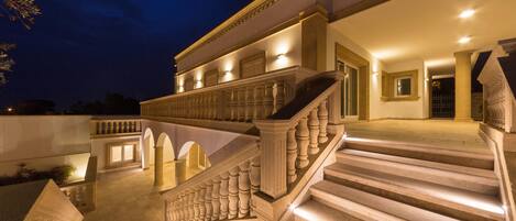 Boendets fasad - kväll/natt