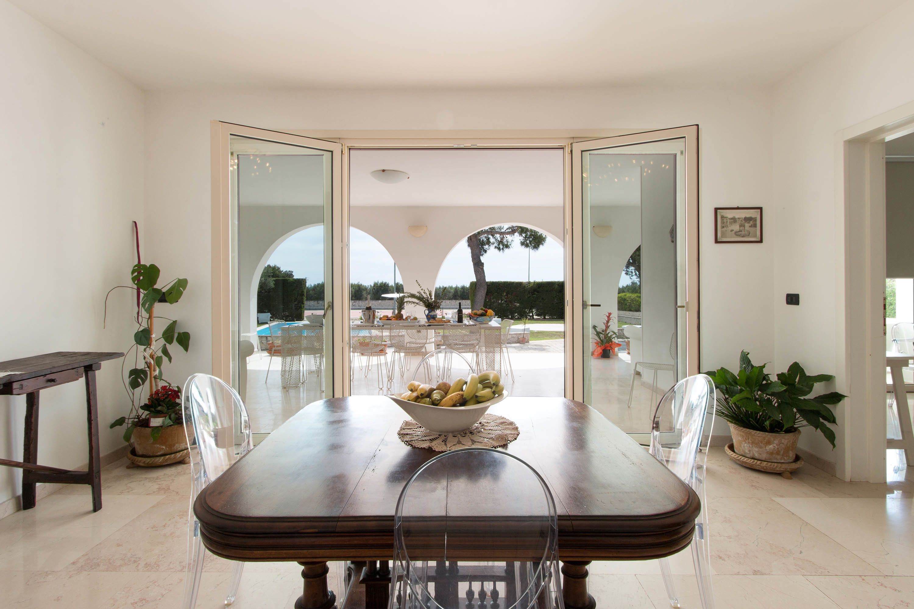 Televisión, chimenea, reproductor de DVD