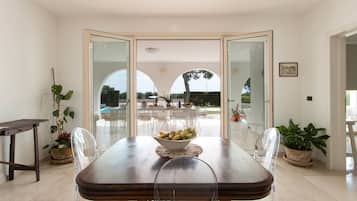 TV, fireplace, DVD player