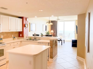 Condo, 3 habitaciones | Cocina privada | Refrigerador, microondas, parrilla de estufa y cafetera y tetera