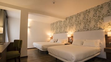 Habitación familiar | Escritorio, espacio para trabajar con laptop y cortinas blackout