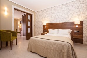 Family Room (Superior) | Desk, laptop workspace, blackout drapes, free cribs/infant beds - Hotel Pirámide (Sanxenxo)