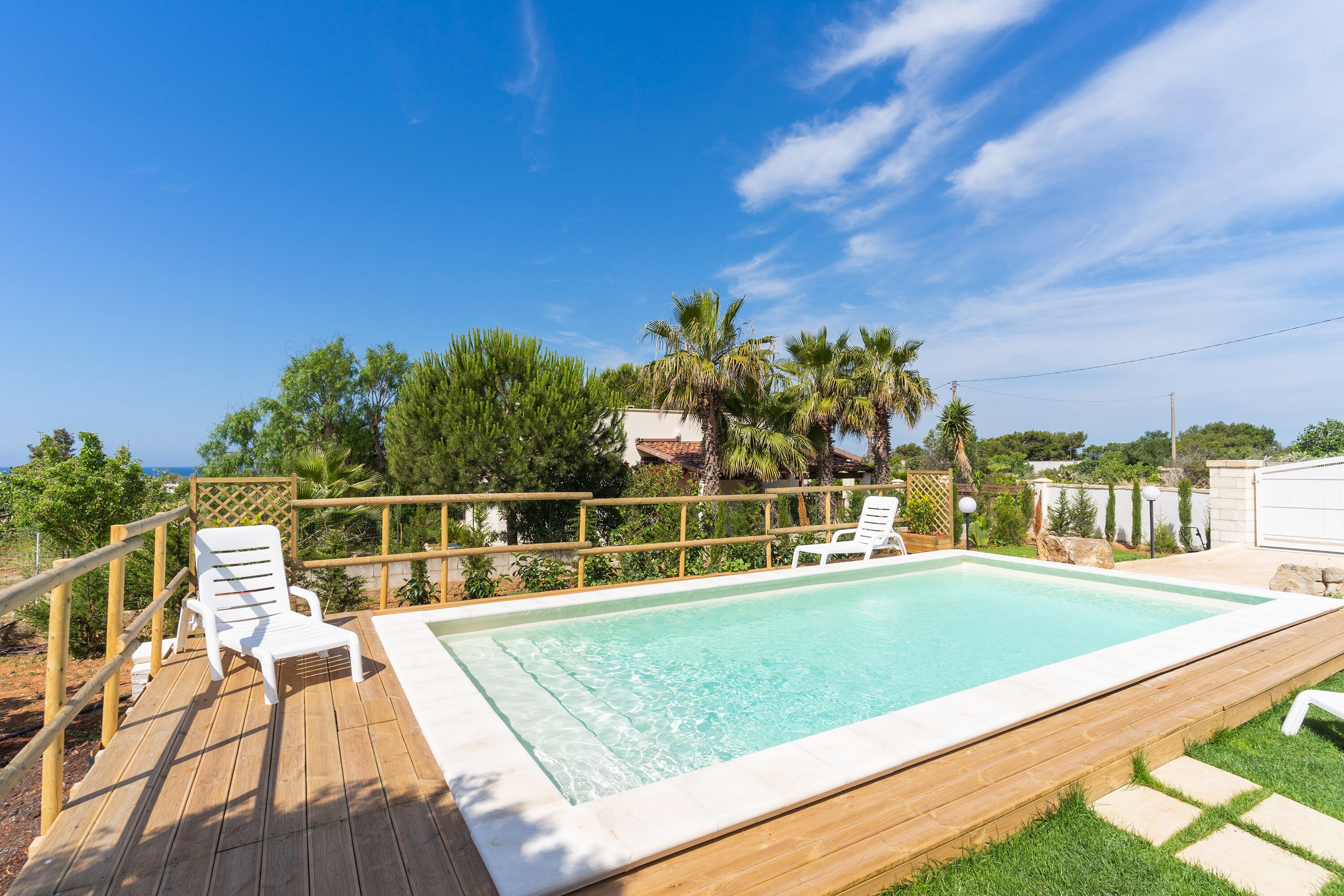 สระว่ายน้ำกลางแจ้งเปิดตามฤดูกาล