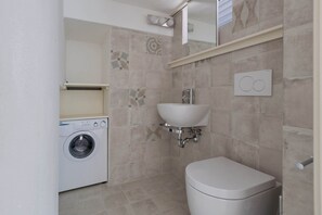 Villa, 1 chambre | Salle de bain | Douche, sèche-cheveux, bidet